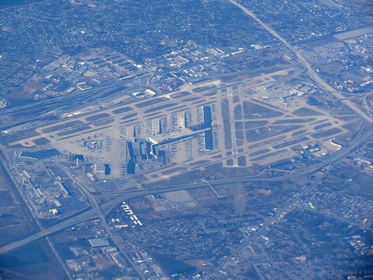 Soudobý snímek letiště, ze kterého stíhačky startovaly. Zdroj foto: redlegsfan21 from Vandalia, OH, United States, CC BY-SA 2.0 , via Wikimedia Commons
