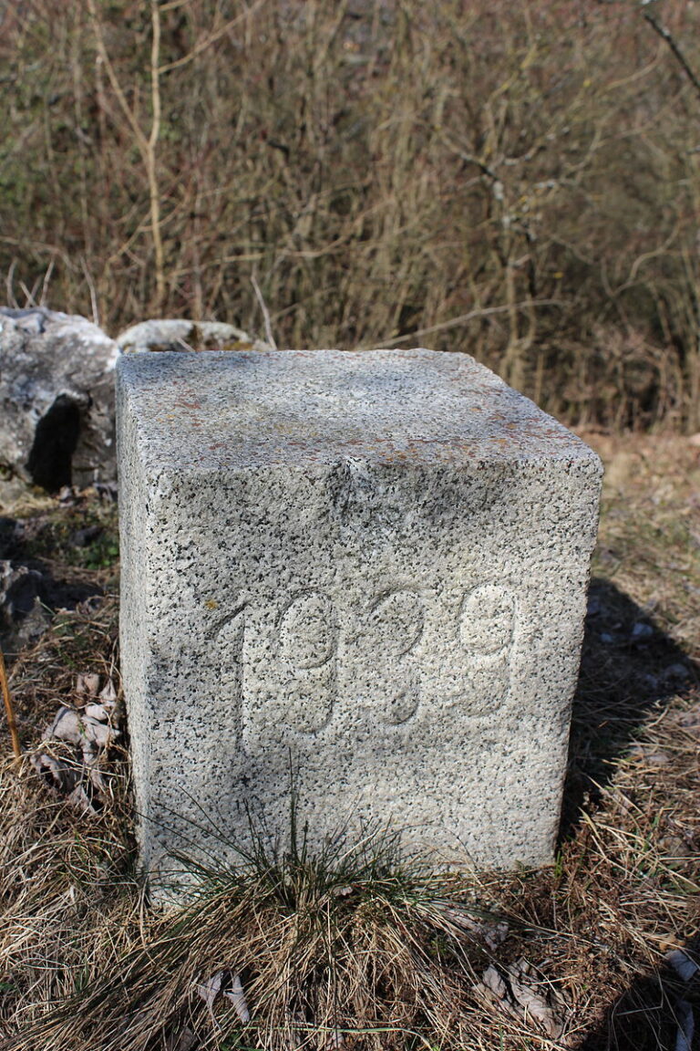 Vrcholový kámen na Bacínu.