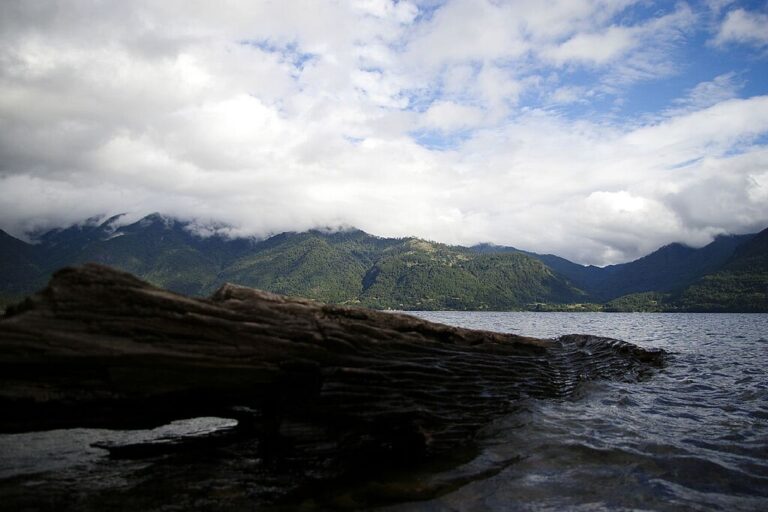 Jezero Colico je nejhlubší jezero v Chile. Zdroj foto: Esteban Leon, CC BY 2.0, via Wikimedia Commons