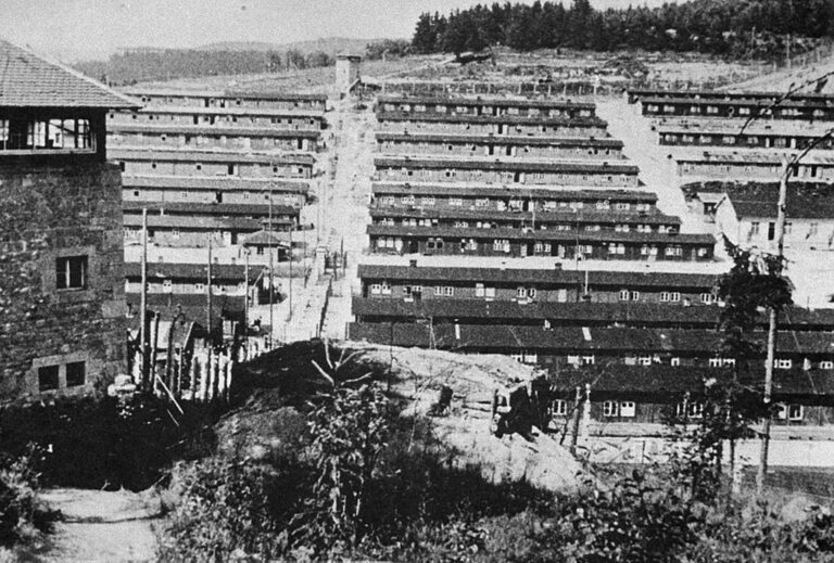Na výstavbě továrny se podíleli i vězni z koncentračního tábora Flossenburg. Zdroj foto: See page for author, Public domain, via Wikimedia Commons