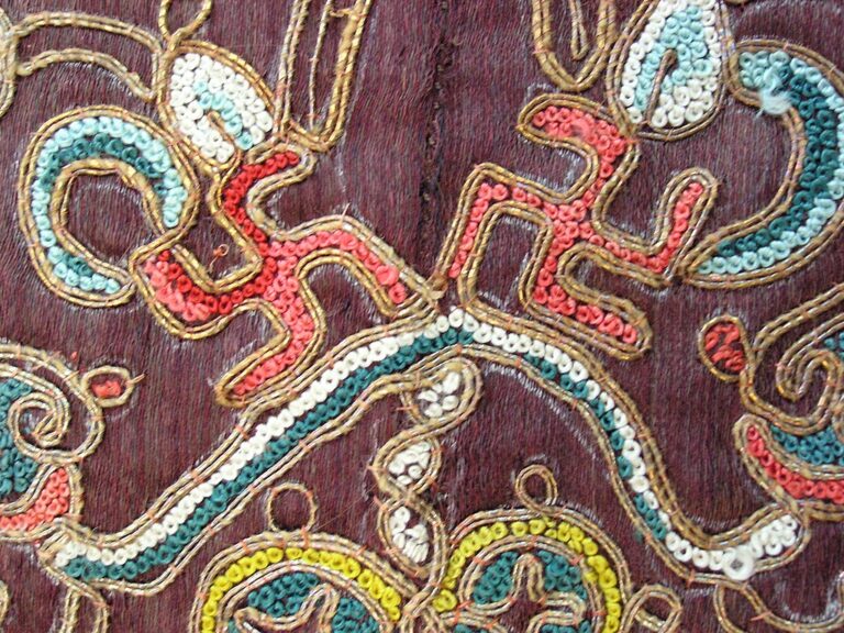 Svastika byla často používána jako dekorativní prvek zdobící různé řemeslné výrobky. Zdroj foto: Auckland Museum, CC BY 4.0 <https://creativecommons.org/licenses/by/4.0>, via Wikimedia Commons