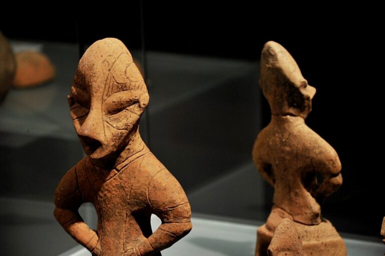 Záhadné znaky se nalézají i na hliněných figurkách, které jsou pro kulturu Vinča typické. Zdroj foto: Arbenllapashtica, CC BY-SA 4.0, via Wikimedia Commons