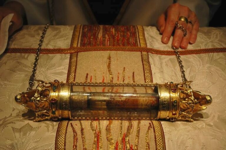 Relikvie s údajnou krví Ježíše Krista. Zdroj foto: Matt Hopkins, CC BY-SA 2.0 <https://creativecommons.org/licenses/by-sa/2.0>, via Wikimedia Commons