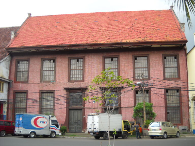 Typickou červenou barvu získala budova až v polovině devatenáctého století. Zdroj foto: Taman Renyah, CC BY 3.0 <https://creativecommons.org/licenses/by/3.0>, via Wikimedia Commons