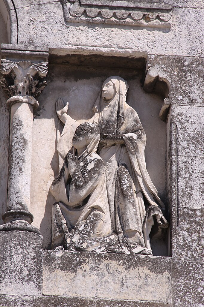 Mytické dámy v bílém jako sochařská skulptura. Zdroj foto: Jean-Pierre Bazard Jpbazard, CC BY 4.0 , via Wikimedia Commons