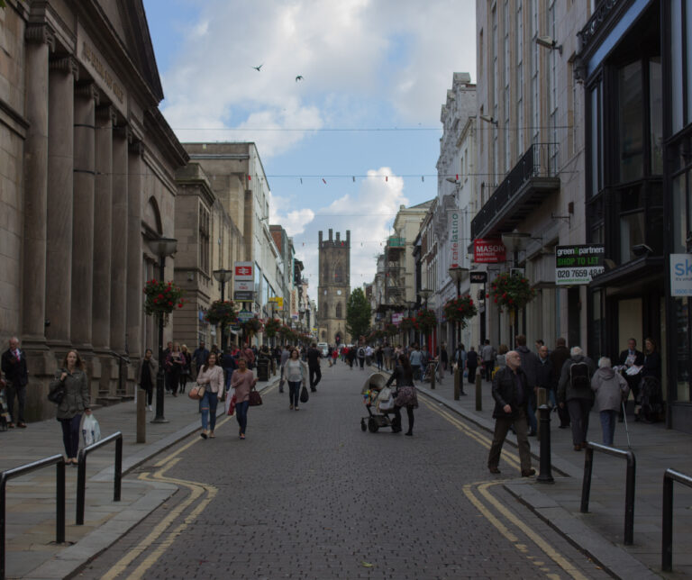 Právě na této ulici se údajně přesuny v čase odehrávají nejčastěji. Co za síly zde působí? Foto: Samwalton9 - Own work, CC BY-SA 4.0, Wikimedia commons
