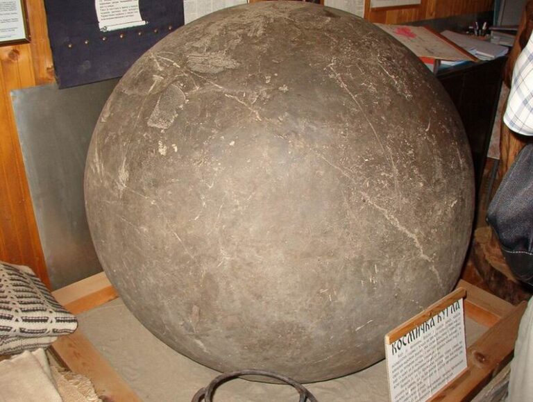 V místním muzeu najdeme i tajemnou kouli. Je též spojena s Tarabičem? Foto: Fotografisão Goldfinger. U javnoj upotrebi!, Public domain, via Wikimedia Commons