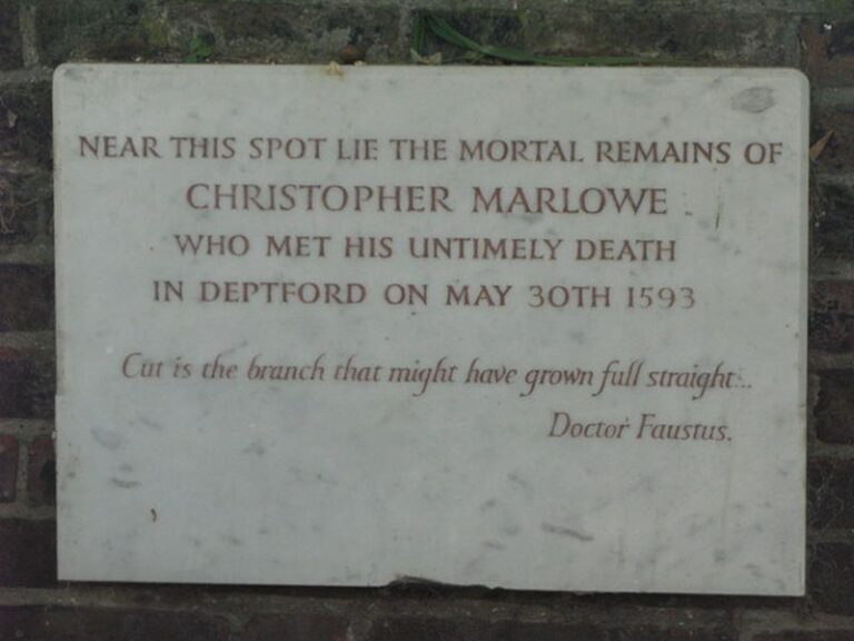 Památník Christophera Marlowa, který byl pohřben nedaleko, na vnitřní straně východní zdi kolem kostela svatého Mikuláše v Deptford Green. Foto: Mike Quinn-CC BY-SA 2.0