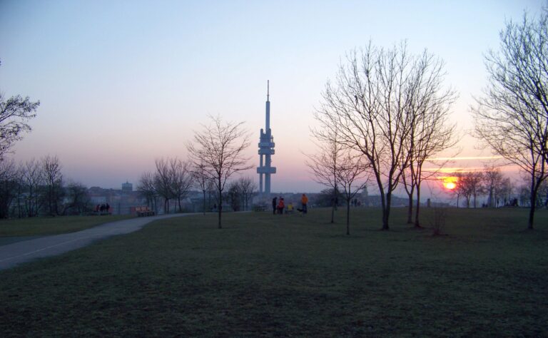Šibeniční vrch je oblíbeným místem Pražanů. Straší zde za tmy duchové mrtvých zločinců? Foto: ŠJů (cs:ŠJů) - Own work, CC BY-SA 3.0, Wikimedia commons