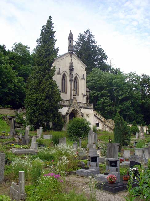 Zajímavý je i místní hřbitov, kde stojí unikátní kaple svatého Maxmiliána. Foto: Volné dílo, Wikimedia commons