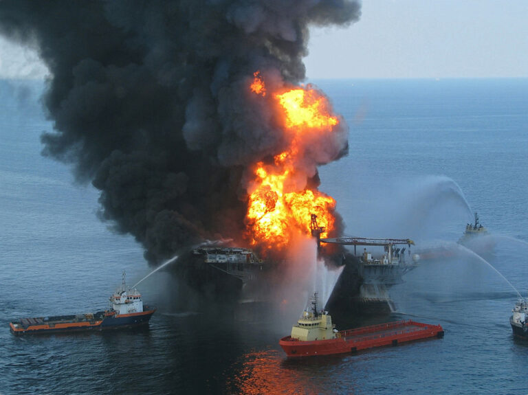 Efekt zářící koule pod hladinou se může objevit při požáru ropných plošin. To však samozřejmě nebyl případ incidentu s lodí USS Kilauea. Zdroj foto: See page for author, Public domain, via Wikimedia Commons