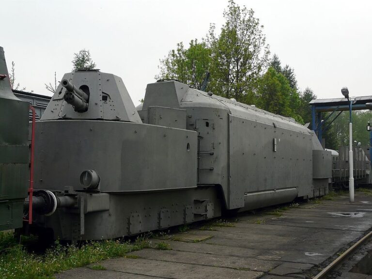 „Zlatý vlak“ měl mít částečně charakter obrněné vlakové soupravy. Zdroj foto: User: Piotrus, CC BY-SA 3.0 <https://creativecommons.org/licenses/by-sa/3.0/>, via Wikimedia Commons