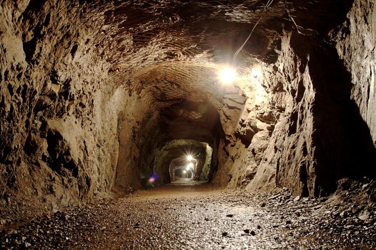 Byl „zlatý vlak“ ukryt v některém z tunelů tajného německého projektu Riese? Zdroj foto: Chmee2, CC BY-SA 3.0 <https://creativecommons.org/licenses/by-sa/3.0>, via Wikimedia Commons