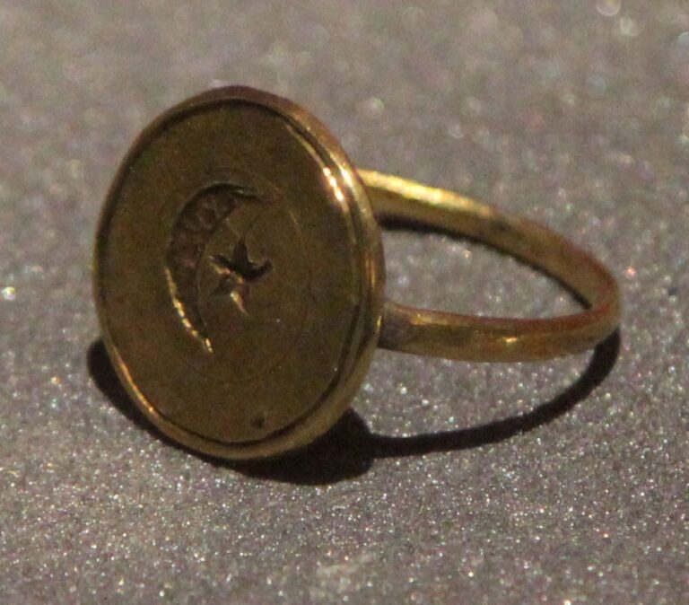 Součástí pokladu byly též zlaté prsteny. Zdroj foto: Fallaner, CC BY-SA 4.0 , via Wikimedia Commons