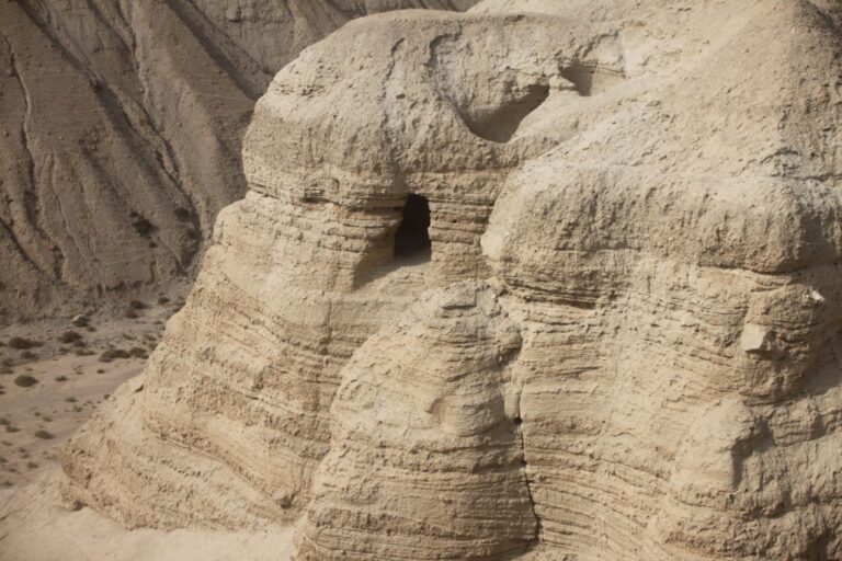 V oblasti archeologického naleziště Kumrán u Mrtvého moře se nachází množství přírodních i umělých jeskyní. V těchto „sejfech“ byly nalezeny i slavné svitky. Zdroj foto: Peter van der Sluijs, CC BY-SA 3.0 <https://creativecommons.org/licenses/by-sa/3.0>, via Wikimedia Commons