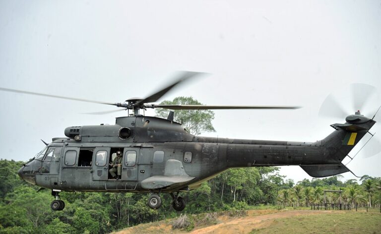 Geoglyfy v Amazonii jsou pozorovatelné z palub vrtulníků a letadel. Mezi objevitele těchto linií lze zařadit i brazilské vzdušné síly. Zdroj ilustrační fotografie: Ministério da Defesa, CC BY 2.0 , via Wikimedia Commons