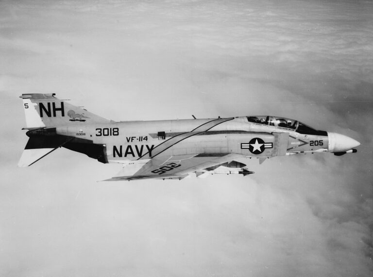 Proti UFO alias neznámým „vrtulníkům“ zasahovaly i stíhačky McDonell F-4 Phantom. Zdroj ilustrační fotografie: U.S. Navy, Public domain, via Wikimedia Commons