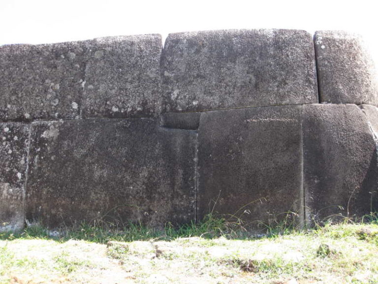 Přesnost. Přesně taková, jako u Inků. Jenže toto je dílo Rapa Nui... Foto: Signalhead / CC BY-SA 3.0