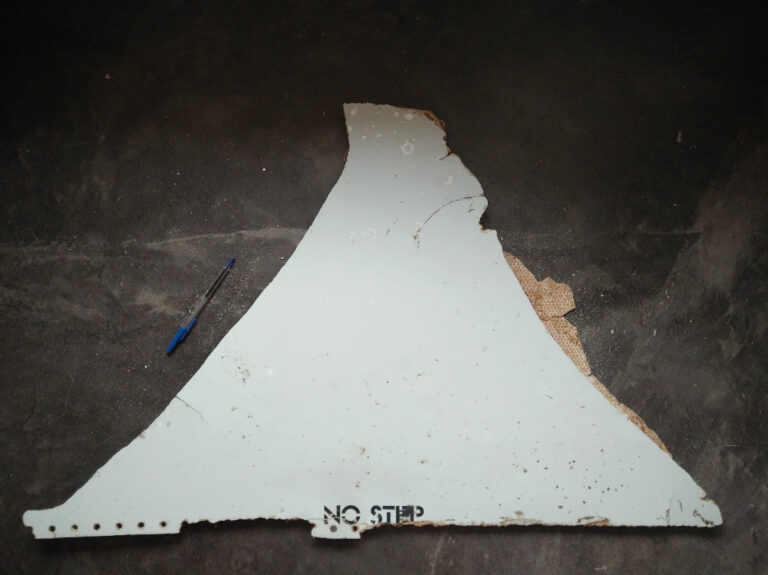 Z letadla byly údajně nalezeny jen drobné díly. Kde je zbytek a co to značí? Foto: Australian Government - Australian Transport Safety Bureau - MH370 images, CC BY 4.0, Wikimedia commons