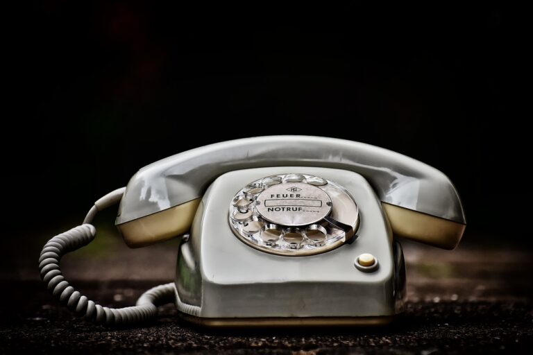 Dávno odpojený telefon vyzvání a ze sluchátka se ozývá mrazivé chrčení, foto Pixabay