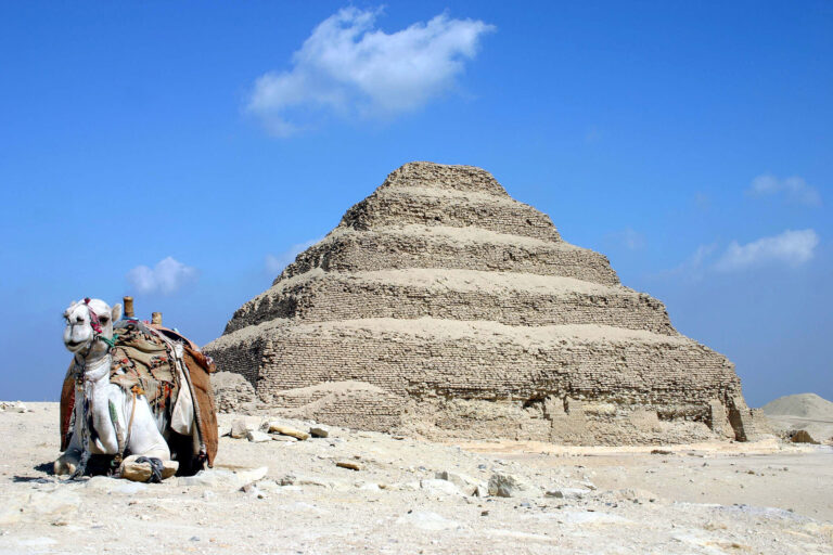 Serapeum se ukrývá v Sakkáře, kde stojí také slavná Džoserova pyramida, foto Charles J. Sharp / Creative Commons / CC BY-SA 3.0