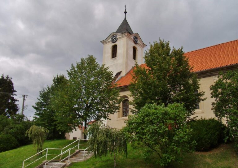 Kostelní Hlavno a jeho okolí obestírá řada strašidelných pověstí. Foto: Petr Matura