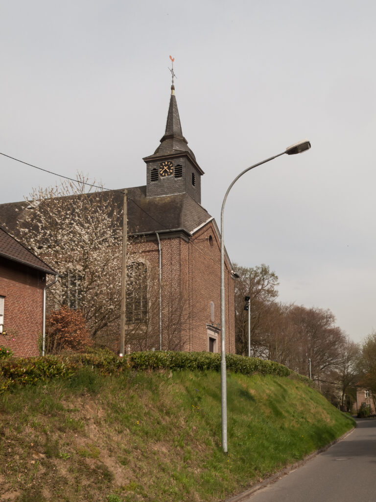 Kostel je součástí komplexu, v němž měla nacistická zvěrstva probíhat. Zanechala po sobě temnou energii? Foto: Michielverbeek - Own work, CC BY-SA 3.0 de, Wikimedia commons