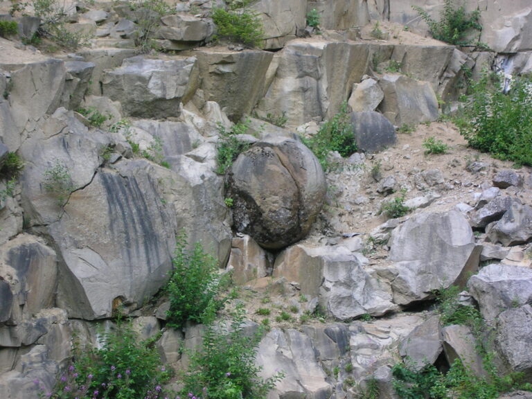 Podivné kamenné koule se nacházejí po celém okolí, nejvíc jich však pochází z lomu u Vyšných Megoněk. Foto: Michal Jakubský, CC BY 3.0, Wikimedia commons