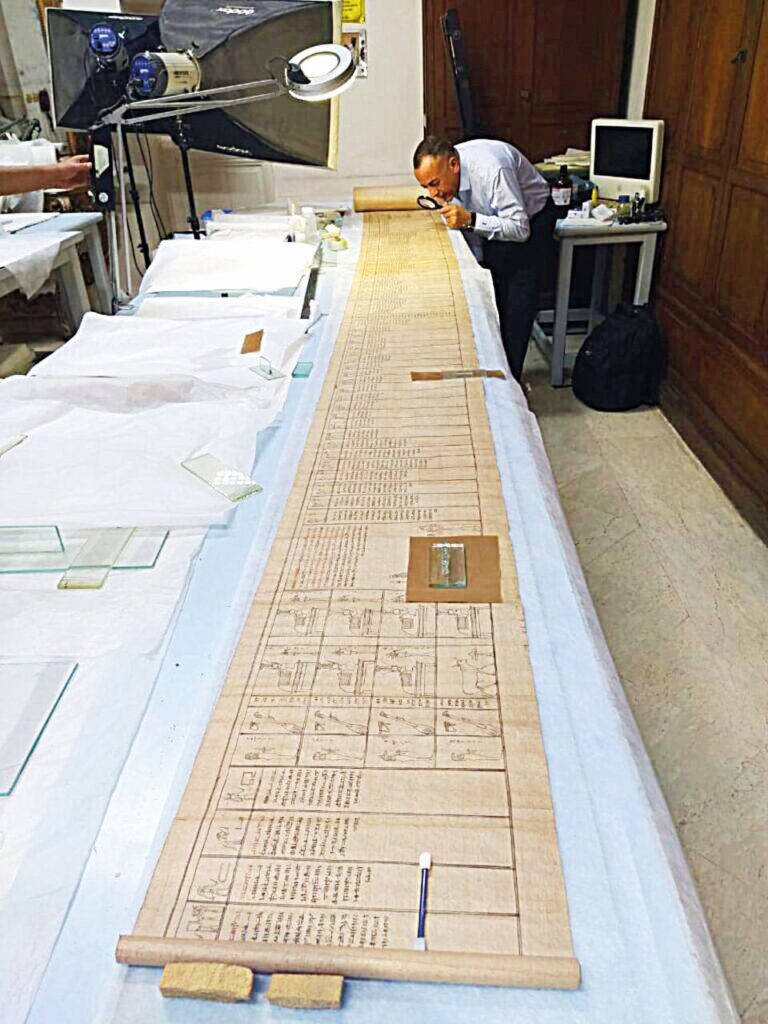 Dobře zachovalý svitek dlouhý asi 15 metrů je archeologickou raritou. Co prozradí texty na něm zapsané?
