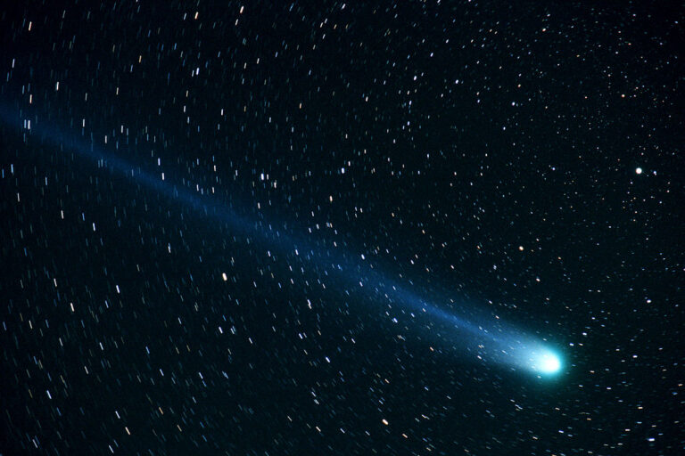 Zjevení komety fascinuje i dnes. Zdroj ilustrační fotografie: Bill Ingalls, Public domain, via Wikimedia Commons