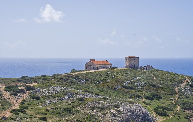 Objekty na vrcholu Cabo Espichel mají souvislost s dávnou legendou o tajemných stopách. Zdroj foto: Sarnas Burdulis, CC BY-SA 2.0 , via Wikimedia Commons