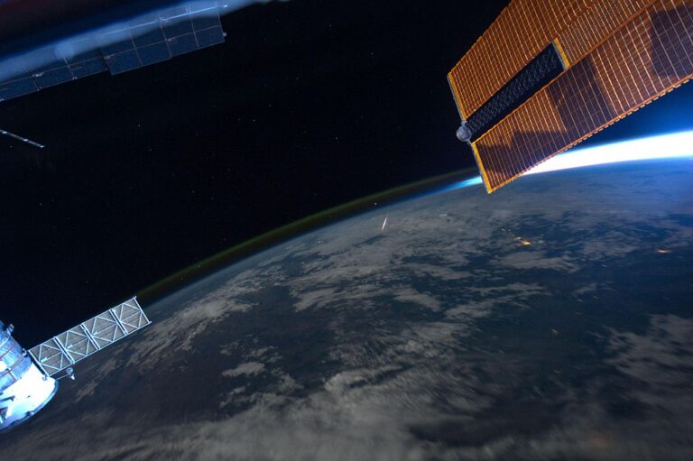 Americkým astronautům se podařilo vyfotografovat stopu jednoho z meteorů roje Perseid. Byla jeho zdrojem Caesarova kometa? Zdroj ilustrační fotografie: Ron Garan, NASA, Public domain, via Wikimedia Commons