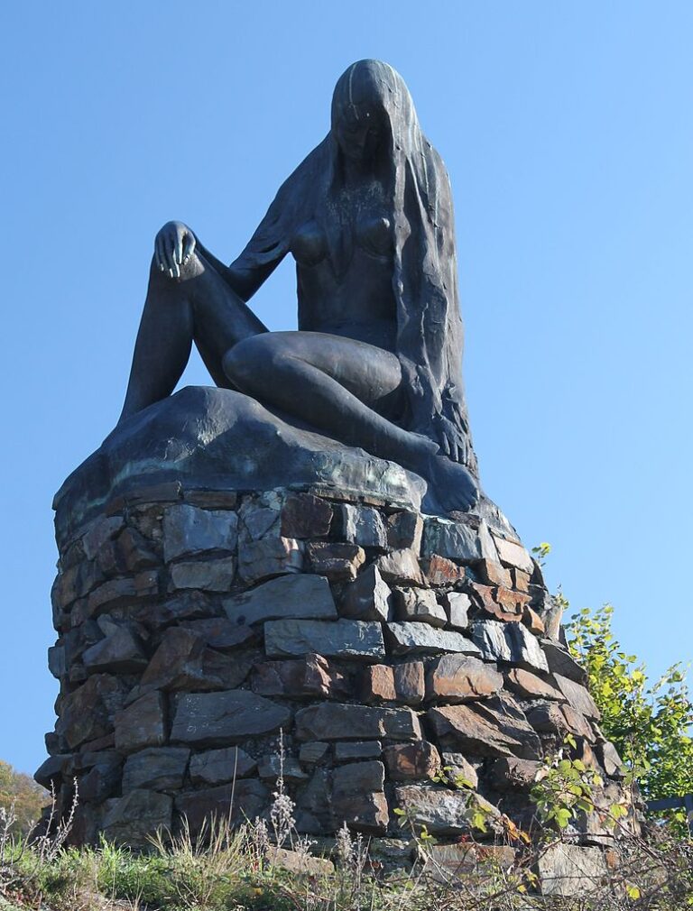 Sochařská skulptura bájné Loreley. Zdroj foto: Markscheider, CC BY 3.0 <https://creativecommons.org/licenses/by/3.0>, via Wikimedia Commons