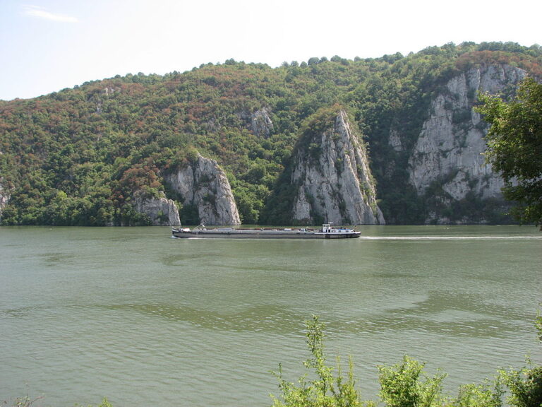 Dunaj dokáže na svých březích vykouzlit i scenérie vhodné pro tajné úkryty pirátů. Zdroj ilustrační fotografie: Cristian Bortes, CC BY 2.0 <https://creativecommons.org/licenses/by/2.0>, via Wikimedia Commons