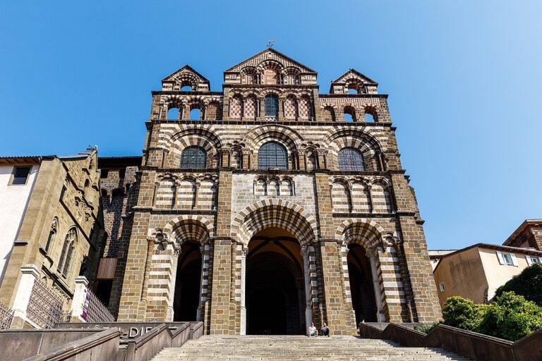 Katedrála je i oblíbeným poutním místem. Zdroj ilustrační fotografie: Marmontel, CC BY 2.0 , via Wikimedia Commons