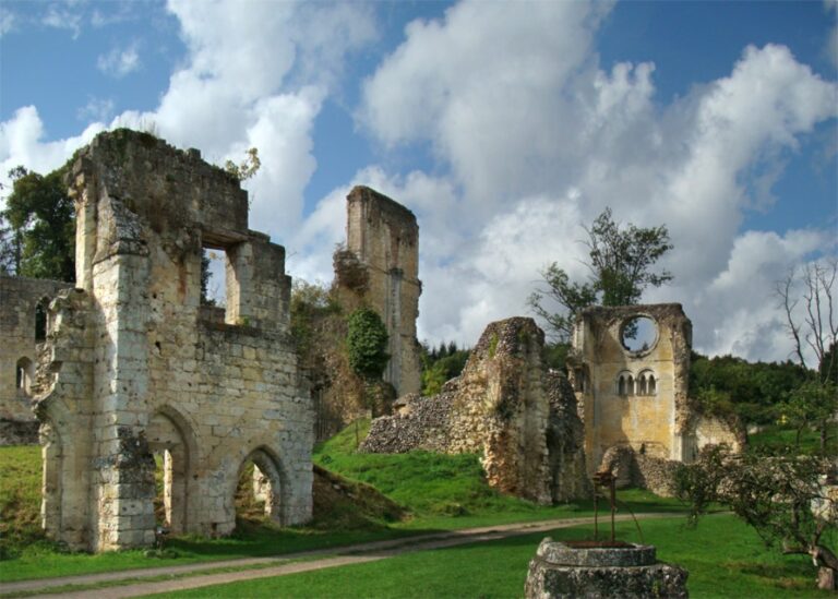 K ruinám cisterciáckého kláštera se váže mnoho mysteriózních příběhů. Zdroj foto: Tango7174, CC BY-SA 4.0 , via Wikimedia Commons