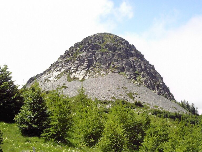 „Horečnatý kámen“ je deska ze znělce-fonolitu. Jde o horninu vulkanického původu. Zdroj ilustrační fotografie: I, Casse-cailloux, CC BY-SA 3.0 , via Wikimedia Commons