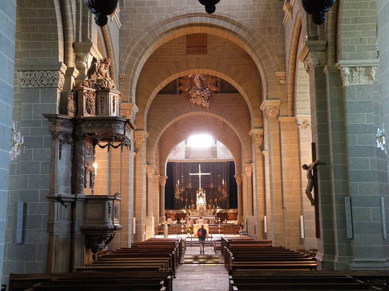 Do katedrály lidé přicházejí nejen za „horečnatým kamenem“, ale i Černou Madonou. Zdroj ilustrační fotografie: Torsade de Pointes, Public domain, via Wikimedia Commons
