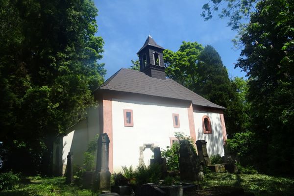 Na Chotuci stojí opuštěný kostel. Celé místo působí tajemně... Foto: Petr Matura