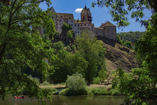 Starobylý hrad Loket je opředen mnoha legendami. Foto: Pixabay