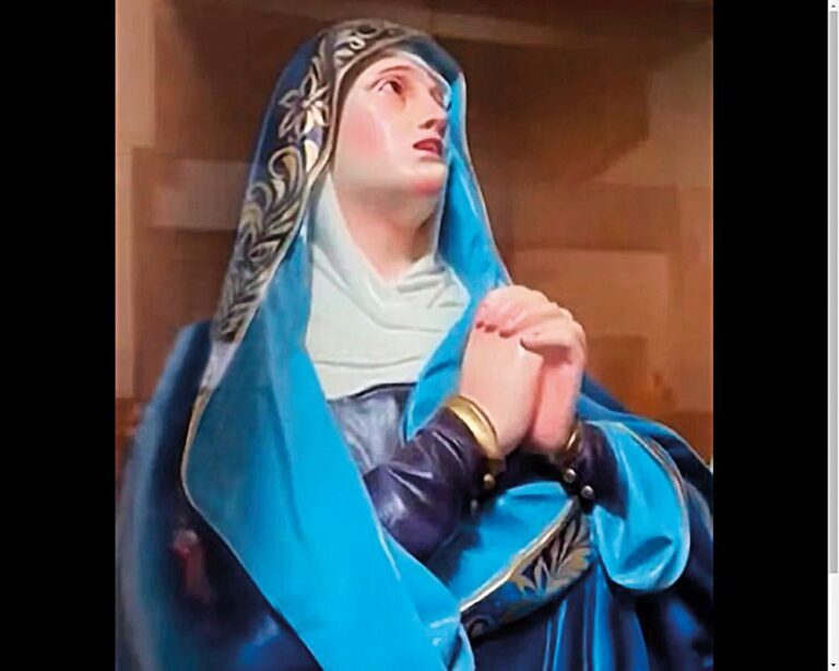 Plačící socha Panny Marie Sedmibolestné je bezpečně uzavřená ve skleněné schránce.