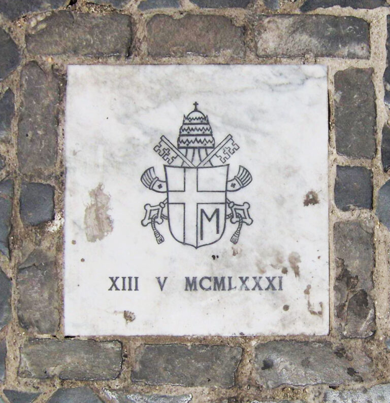 Památeční kámen označuje místo, kde atentát proběhl. Proč se ale vůbec odehrál? Foto: Volné dílo, Wikimedia commons