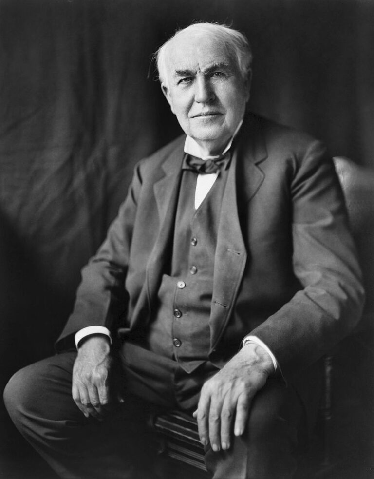 Thomas Alva Edison, geniální vynálezce, který zároveň dokázal uvést své objevy i do praxe. Zdroj foto: Louis Bachrach, Bachrach Studios, restored by Michel Vuijlsteke, Public domain, via Wikimedia Commons