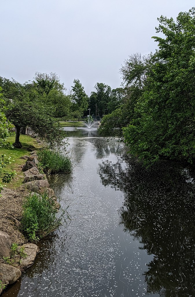 Řeka Rahway. Je na březích této řeky v urbanizované a hustě osídlené krajině ukrytý pirátský poklad? Zdroj ilustrační fotografie: Dicklyon, CC BY-SA 4.0, via Wikimedia Commons