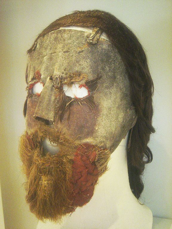 Pedenova maska budí dodnes hrůzu. Foto: Copyright © 2005 David Monniaux, CC BY-SA 3.0 <https://creativecommons.org/licenses/by-sa/3.0/>, via Wikimedia Commons