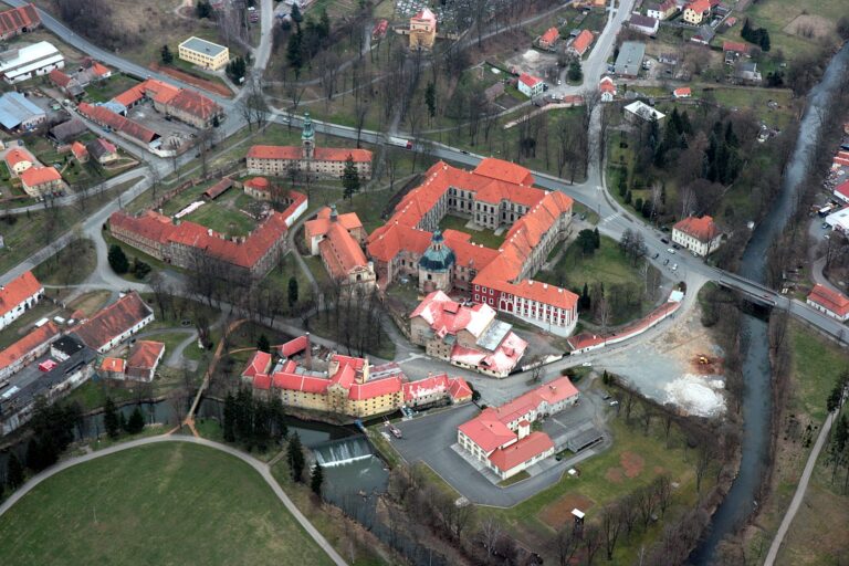 Je opravdu dávné bohatství skryté někde v areálu kláštera, nebo je už dlouho pryč? Foto: Ivo Lukačovič – poskytnutá digitální fotografie, CC BY-SA 2.5, Wikimedia commons