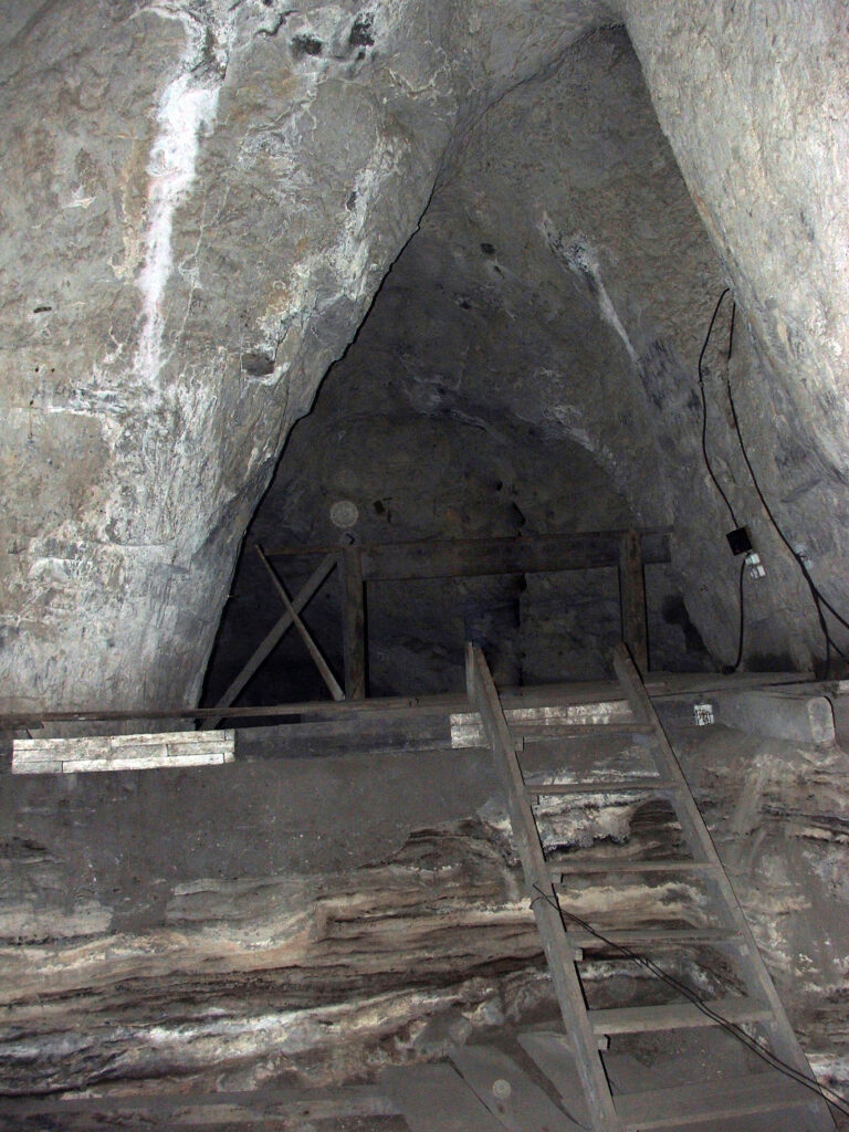 Právě v této jeskyni je nalezena většina důkazů o existenci denisovanů. Co byli tito lidé zač? Foto: Демин Алексей Барнаул - Own work, CC BY-SA 4.0, Wikimedia commons