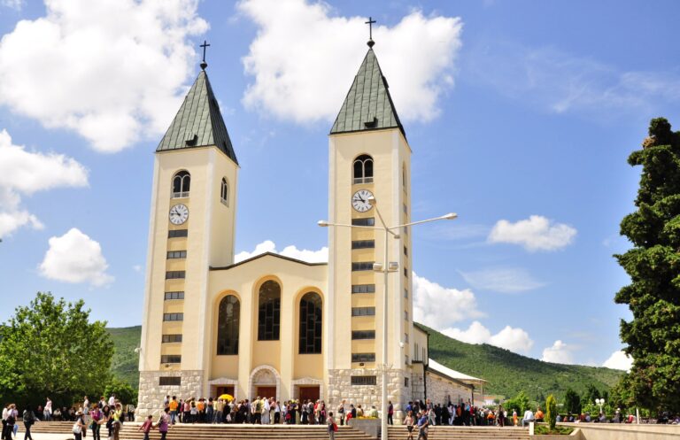 Městečko je dnes jedním z nejznámějších poutních míst na světě. Skutečně se zde dějí zázraky? Foto: gnuckx - Saint James Church (St. Jakov) Medjugorje - Hotel Pansion Porta - Bosnia Herzegovina - Creative Commons by gnuckx, CC BY 2.0, Wikimedia commons