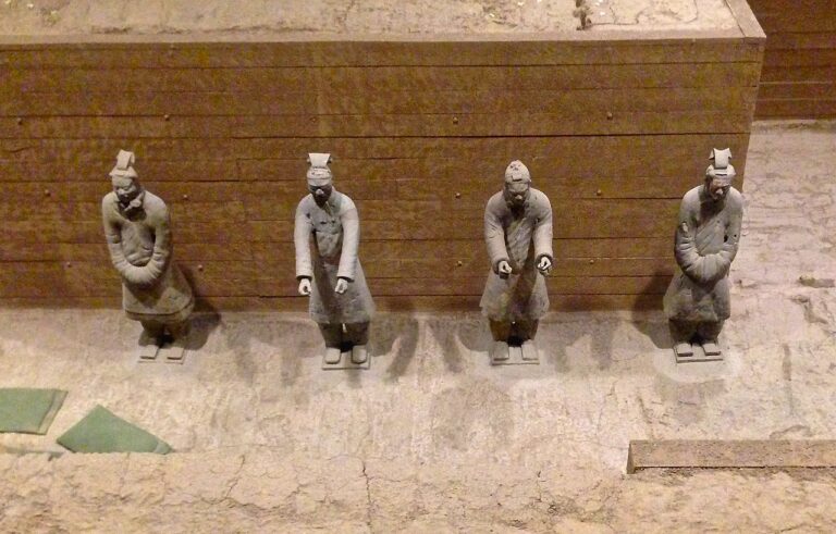 Postavy úředníků v mauzoleu. FOTO: Bairuilong / Creative Commons / CC BY-SA 4.0 DEED