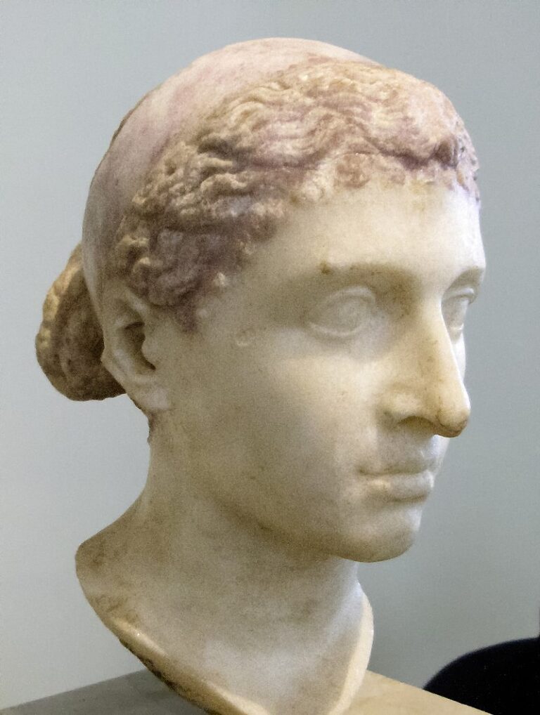 Podle některých teorií Kleopatra sebevraždu nespáchala, ale byla zavražděna na Octavianův příkaz rukou jeho služebníků. V takovém případě by pravděpodobně mohla být pohřbena prakticky kdekoli.